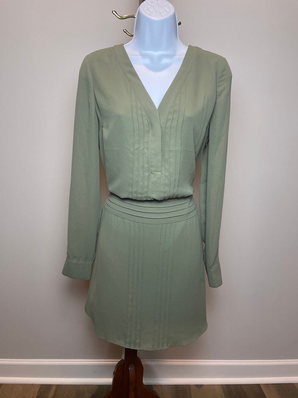 White House Black Market Blouson Dress Size 2 Olive Green Chiffon Pleated